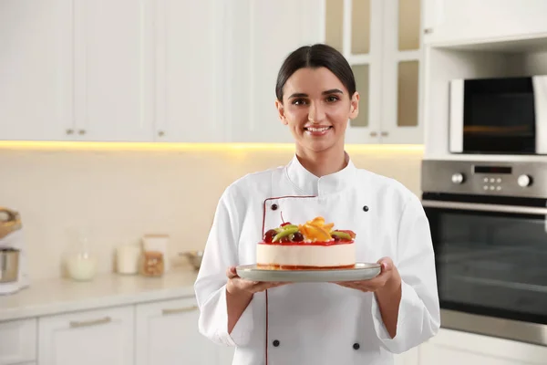 Felice Pasticcere Professionista Che Tiene Deliziosa Torta Cucina — Foto Stock