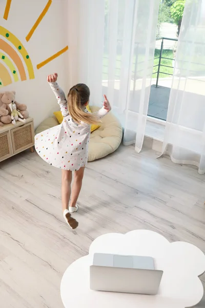 可爱的小女孩在家里参加网上舞蹈课 — 图库照片