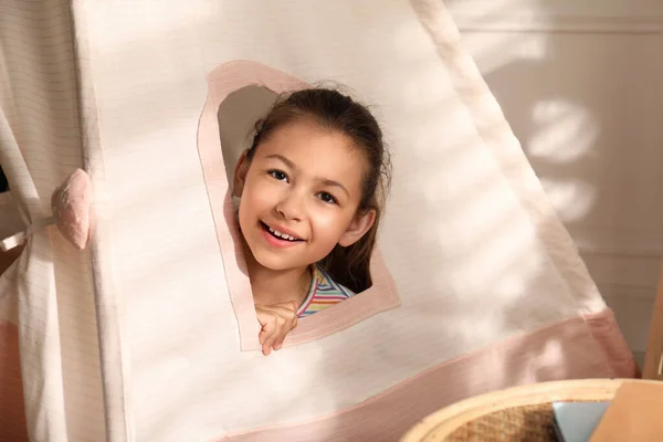 Милая Маленькая Девочка Выглядывает Окна Игрушечного Вигвама Дома — стоковое фото