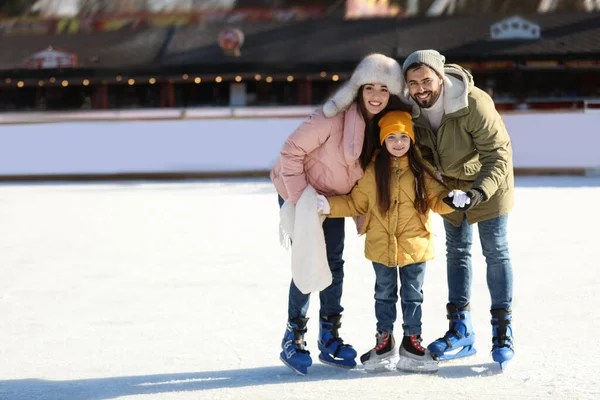 Mutlu Aile Buz Pateni Pistinde Birlikte Vakit Geçiriyor — Stok fotoğraf