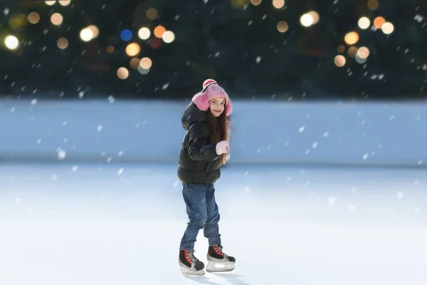 家人在户外溜冰场共度快乐时光 — 图库照片