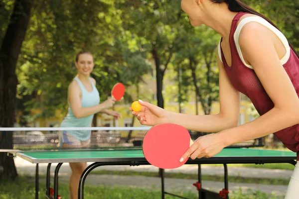 Mladé Ženy Hrají Ping Pong Parku Detailní Záběr — Stock fotografie