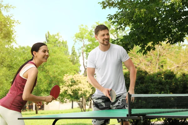 Coppia Felice Giocare Ping Pong Nel Parco — Foto Stock