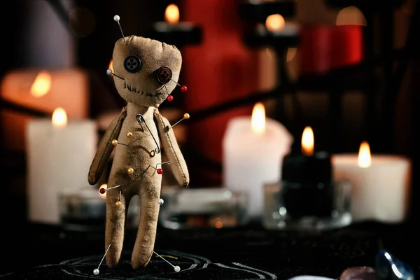 Voodoo Doll Pierced Pins Table Dark Room Space Text Curse — Foto Stock
