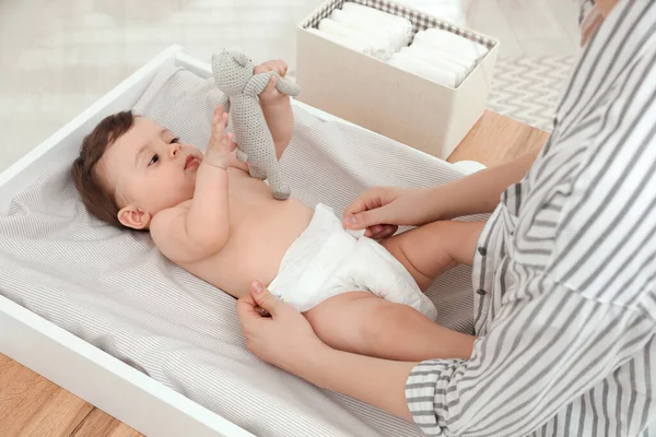 Madre Cambiando Pañal Del Bebé Mesa Casa Primer Plano — Foto de Stock