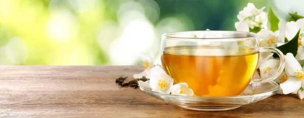 Kopje Jasmijnthee Verse Bloemen Houten Tafel Buiten Ruimte Voor Tekst — Stockfoto