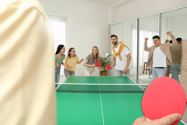 快乐的朋友们一起在屋里打乒乓球 — 图库照片