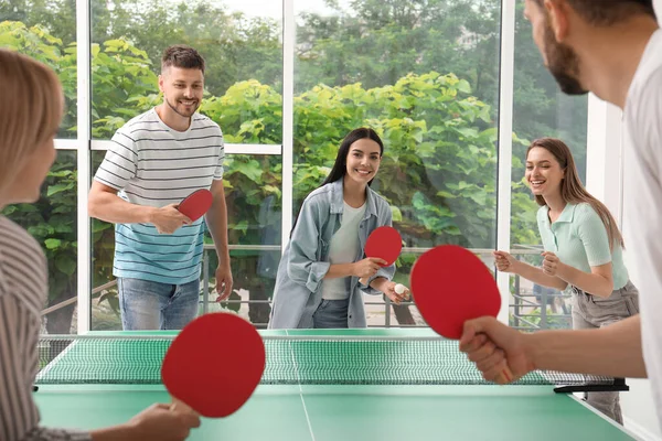 Amigos Felices Jugando Ping Pong Juntos Interiores —  Fotos de Stock