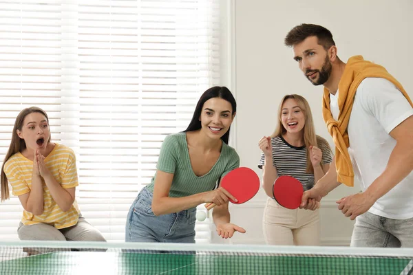 Amigos Felizes Jogando Ping Pong Juntos Dentro Casa — Fotografia de Stock