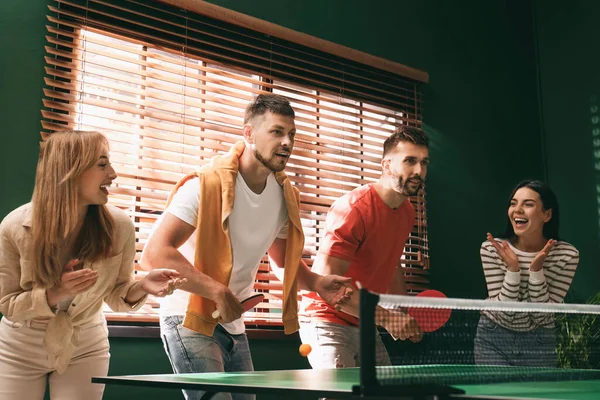 Amici Felici Che Giocano Ping Pong Insieme Chiuso — Foto Stock