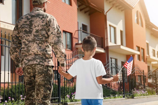 Soldado Seu Filho Com Bandeira Americana Livre Vista Para Trás — Fotografia de Stock