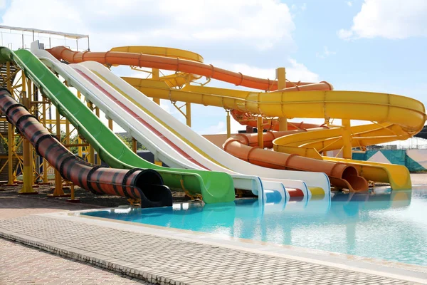 Hermosa Vista Del Parque Acuático Con Toboganes Colores Piscina Día — Foto de Stock