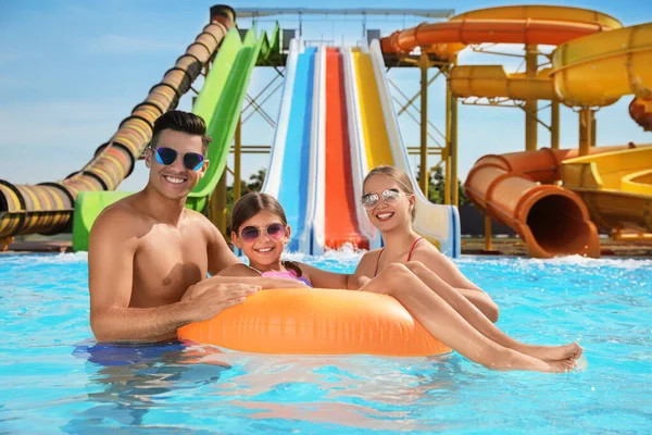 Gelukkige Familie Met Opblaasbare Ring Zwembad Waterpark — Stockfoto