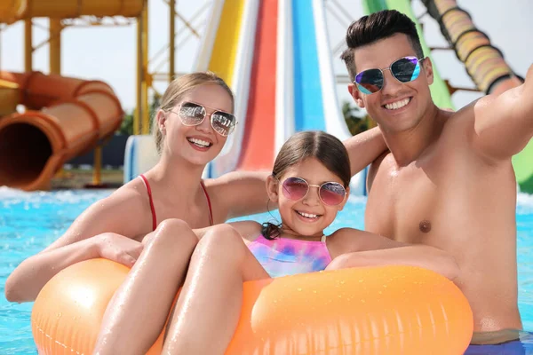 Glückliche Familie Macht Selfie Schwimmbad Wasserpark — Stockfoto