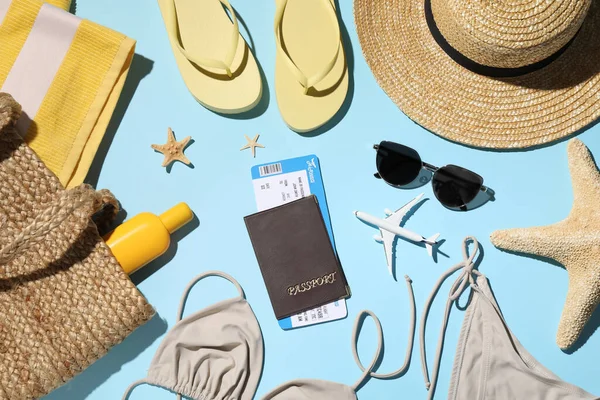 Composición Plana Con Pasaporte Entradas Accesorios Playa Sobre Fondo Azul —  Fotos de Stock