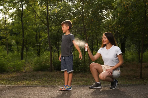 Femme Appliquant Insectifuge Sur Bras Son Fils Dans Parc Prévention — Photo