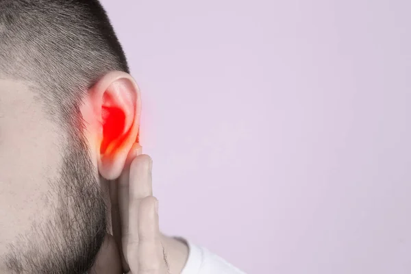 Homem Que Sofre Dor Ouvido Fundo Luz Close Espaço Para — Fotografia de Stock