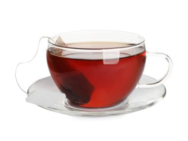 Bir bardak taze demlenmiş çay, beyaz üzerine izole edilmiş.