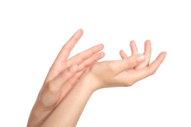 Genç bir kadın beyaz arka planda ellerine bir şey uyguluyor, yakın plan.