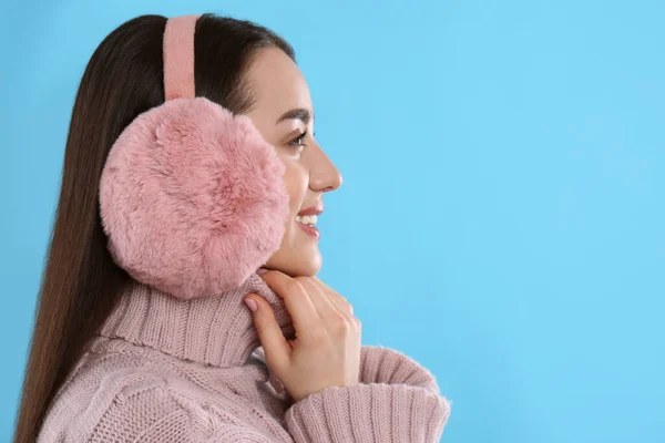 Kvinna Med Naturlig Jade Ansikte Roller Grå Bakgrund Närbild Plats — Stockfoto