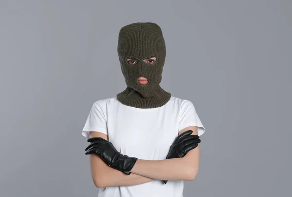 Mulher Vestindo Balaclava Malha Fundo Cinza — Fotografia de Stock