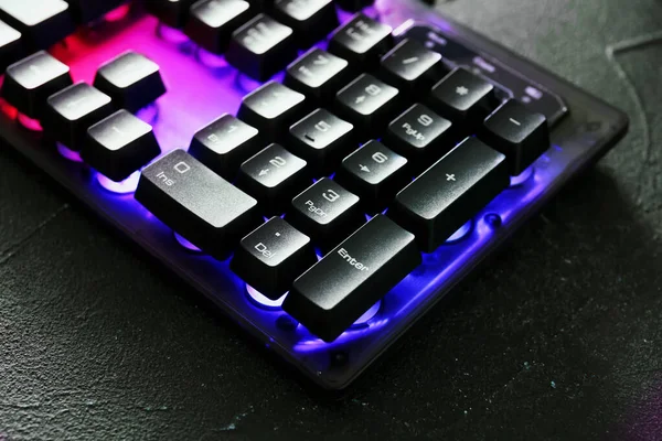 Teclado Moderno Com Iluminação Rgb Mesa Cinza Close — Fotografia de Stock