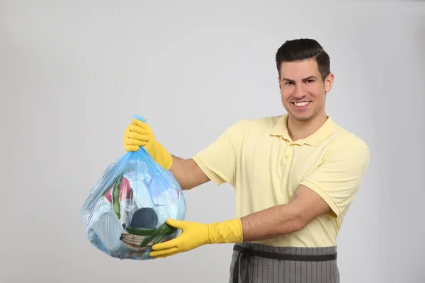 Homem Segurando Saco Lixo Completo Fundo Claro — Fotografia de Stock