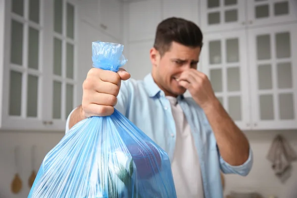 Άντρας Κρατώντας Πλήρη Σακούλα Σκουπιδιών Στο Σπίτι Επικεντρωθεί Στο Χέρι — Φωτογραφία Αρχείου
