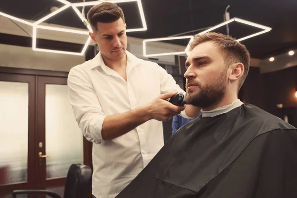 Cabeleireiro Profissional Trabalhando Com Cliente Barbearia — Fotografia de Stock