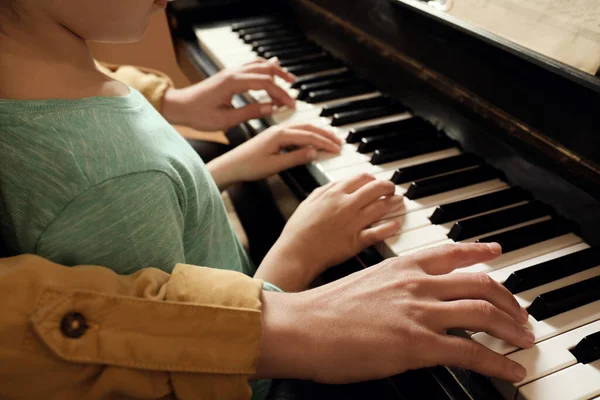Mujer Joven Con Niño Tocando Piano Primer Plano Clase Música —  Fotos de Stock