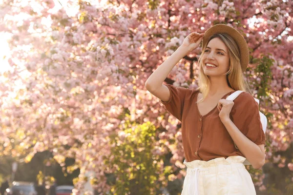 Mujer Joven Con Atuendo Elegante Parque Día Primavera Mirada Moda —  Fotos de Stock