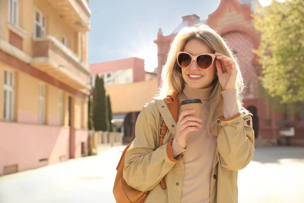 Szczęśliwa Młoda Kobieta Kawą Ulicy Miasta Rano — Zdjęcie stockowe