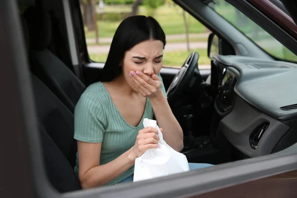 Junge Frau Mit Papiertüte Leidet Unter Übelkeit Auto — Stockfoto