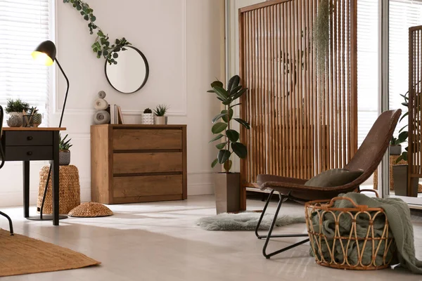 スタイリッシュな家具や装飾要素と美しい部屋のインテリア — ストック写真