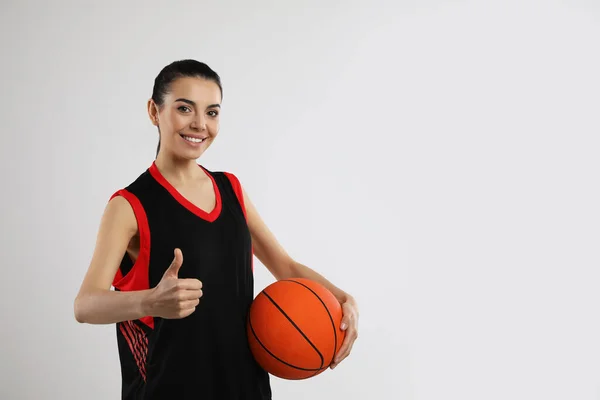 Jugador Baloncesto Con Balón Sobre Fondo Gris Espacio Para Texto — Foto de Stock