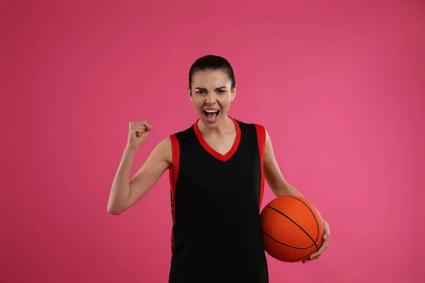 Basket Spelare Med Boll Rosa Bakgrund — Stockfoto