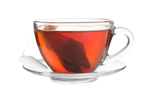 白に単離された淹れたてのお茶のガラスカップ — ストック写真