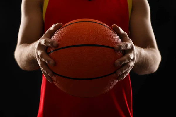 Jugador Baloncesto Con Pelota Sobre Fondo Negro Primer Plano — Foto de Stock