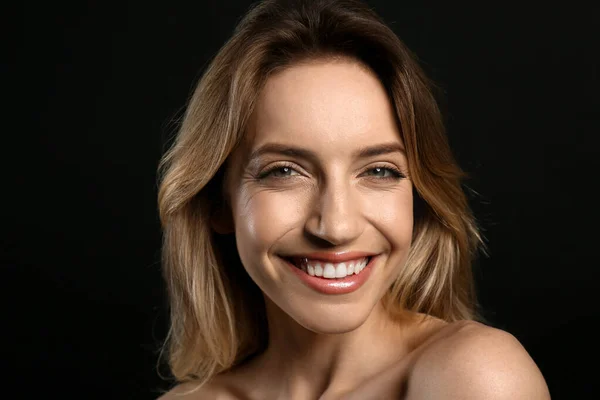 Retrato Jovem Feliz Com Belo Cabelo Loiro Sorriso Encantador Fundo — Fotografia de Stock