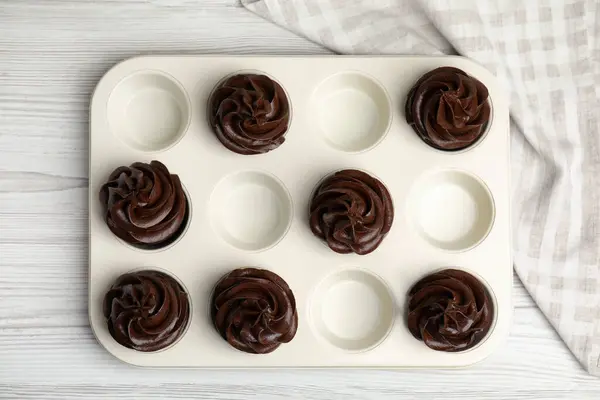 Délicieux Cupcakes Chocolat Avec Crème Dans Une Plaque Cuisson Sur — Photo