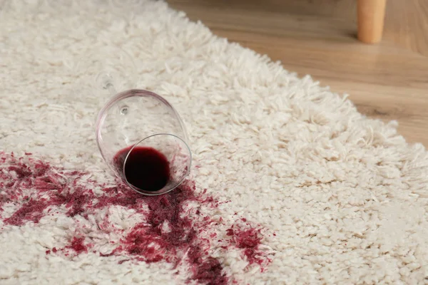 Overturned Glass Spilled Red Wine White Carpet Space Text — Stock Photo, Image