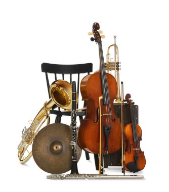 Beyaz arkaplanda farklı müzik aletleri seti