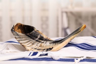 Shofar ve Tallit içerideki masada. Rosh Hashanah 'ın tatil özellikleri