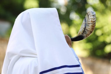Tallit 'te Yahudi bir adam açık havada hava üflüyor. Rosh Hashanah kutlaması