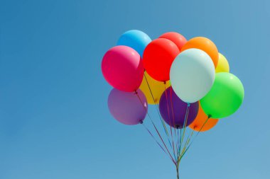 Mavi gökyüzüne karşı renkli balonlar. Metin için boşluk