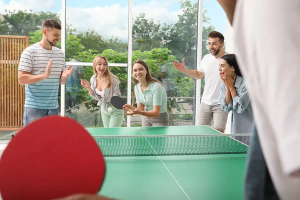 Amigos Felices Jugando Ping Pong Juntos Interiores —  Fotos de Stock