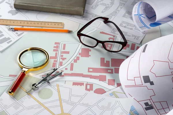 建物と領土のカダストラルマップ上のオフィスの文房具や眼鏡 — ストック写真