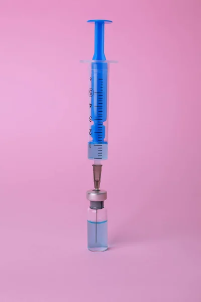 Eldobható Fecskendő Tűvel Rózsaszín Hátterű Injekciós Üveggel — Stock Fotó