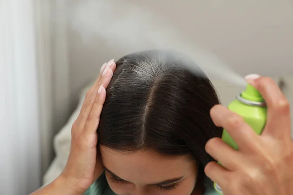 Mulher Aplicando Xampu Seco Seu Cabelo Close — Fotografia de Stock