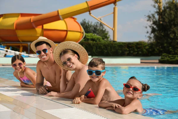 Familia Feliz Piscina Parque Acuático — Foto de Stock